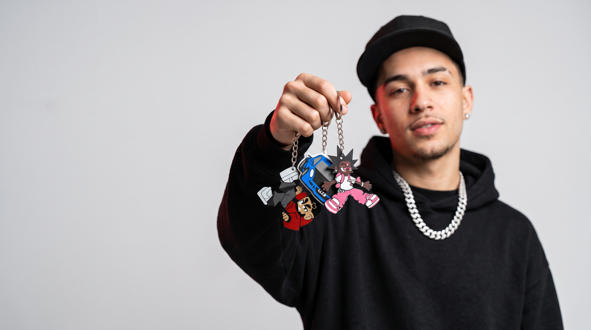 Rapper zeigt MySigns Keychains
